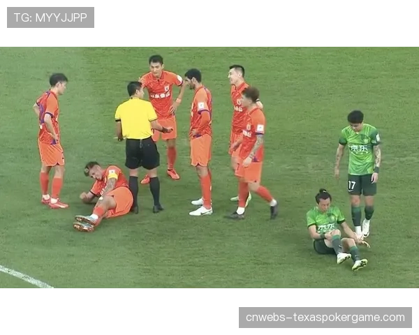 特写：伤愈复出的雷恩老将卡马文加，在替补席上为队友每一次拼抢握拳